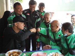 Ganjar Lari Pagi di Gor Pajajaran dan Sarapan Kupat Tahu Bareng Ojol