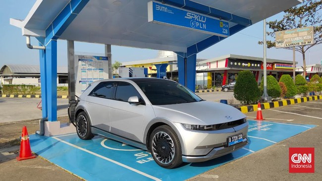 Saat ini sudah ada 1.100 SPKLU, 1.800 SPBKLU dan 5.000 home charging, namun jumlahnya dikatakan masih kurang dan bakal terus dikembangkan PLN.