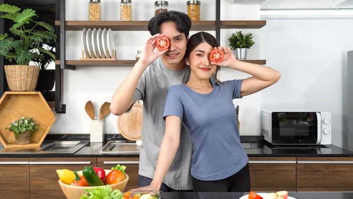 Ilustrasi Makan Tomat