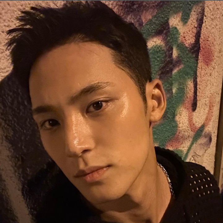 <p>Kabar terbarunya, Mingyu hadir kembali dengan tampilan barunya nih, Bunda. Tampaknya model rambut barunya tersebut tak mengurangi paras tampannya, ya. (Foto: Instagram @min9yu_k)</p>