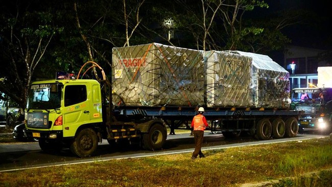 Kargo pertama MotoGP Mandalika 2023 tiba di Bandara Internasional Zainudin Abdul Madjid, Lombok, pada Selasa (3/10).