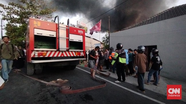 Kantor Komisi Pemilihan Umum (KPU) Kabupaten Morowali, Sulawesi Tengah, terbakar. Api diduga berawal dari korsleting arus pendek listrik.