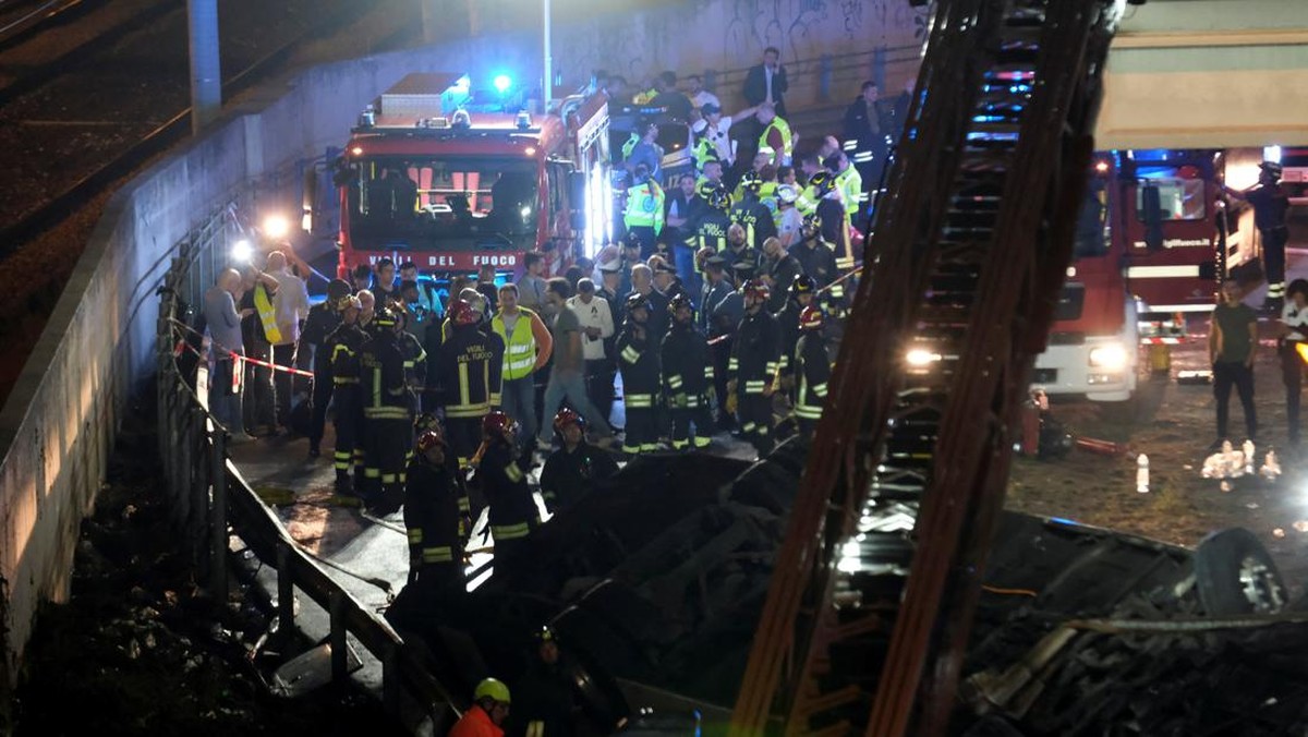 FOTO: Momen Evakuasi Bus Terjun dari Jembatan Italia Tewaskan 20 Orang