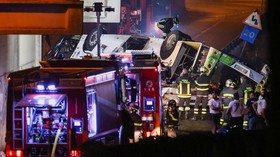 FOTO: Momen Evakuasi Bus Terjun dari Jembatan Italia Tewaskan 20 Orang