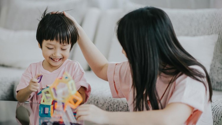 Kepala anak besar tanda cerdas