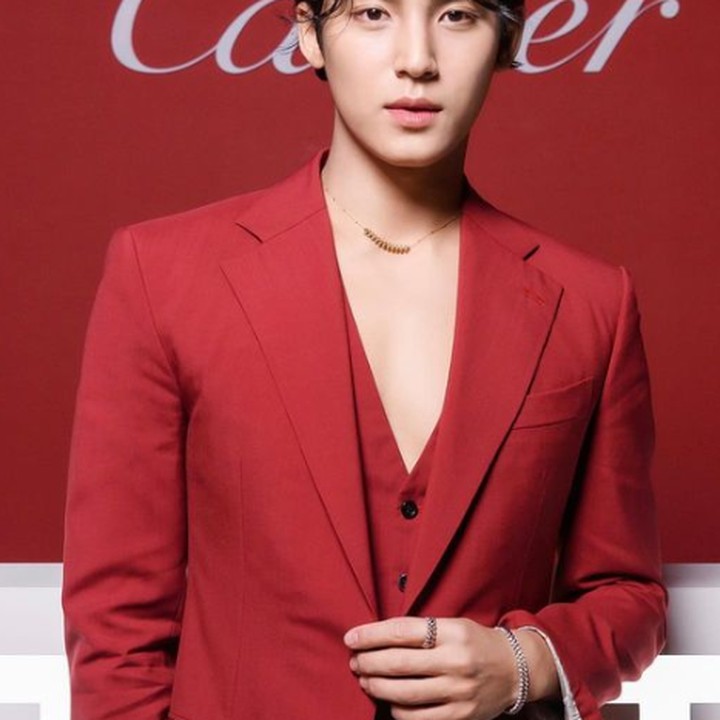 <p>Mingyu dengan balutan jas merah terlihat sangat memesona kan, Bunda? Kira-kira siapa yang mengira bahwa umurnya masih tergolong muda yaitu 26 tahun, lho, (Foto: Instagram @min9yu_k)</p>