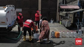 FOTO: Pembagian Air Bersih di Tambora