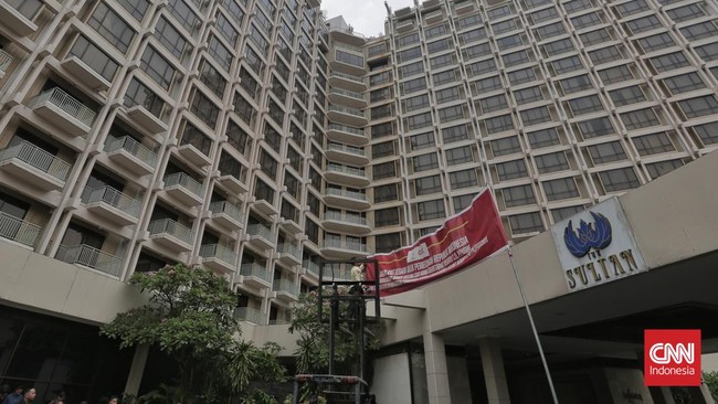 Sekretaris Kemensetneg Setya Utama mengatakan pemasangan spanduk di Hotel Sultan merupakan langkah persuasif yang diambil pemerintah.