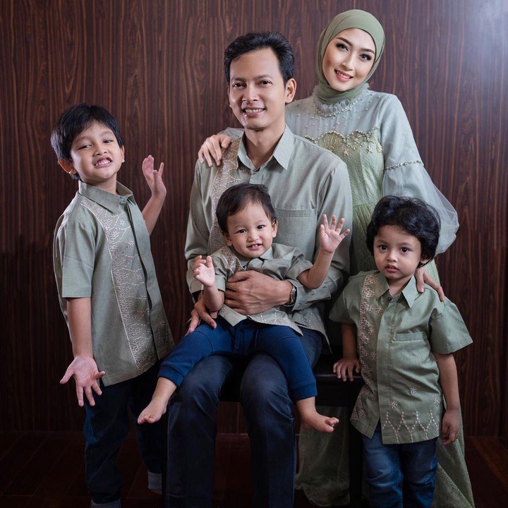 <p>Fedi dan sang istri kerap mengunggah potret ketiga jagoannya pada laman media sosial. Mereka bahkan terlihat kompak kala mengenakan pakaian kembar. (Foto: Instagram: @calystavannyws)</p>
