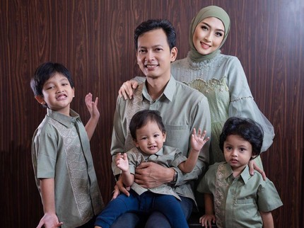 7 Potret Tiga Anak Laki-Laki Fedi Nuril yang Tampan dan Menggemaskan
