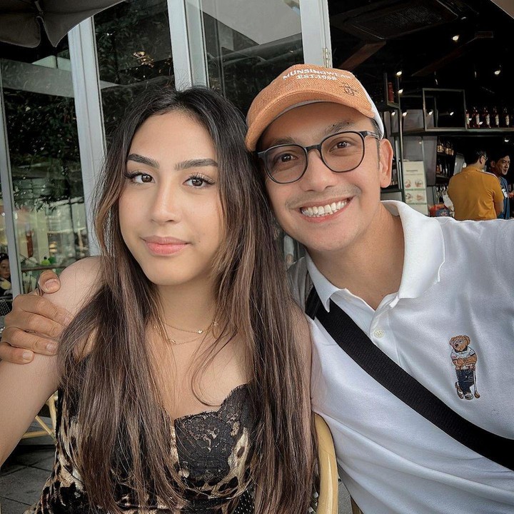 <p>Belum lama ini, Gunawan menyempatkan diri mengantarkan sang putri ke bandara, Bunda. Keduanya terlihat berpose di dalam mobil seraya tersenyum ke kamera. (Foto: Instagram: @gunawan_sudrajat_real)</p>
