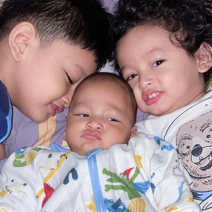 <p>Pada 28 Februari 2022 lalu, pernikahan Fedi Nuril dan Vanny semakin lengkap dengan kelahiran anak ketiganya, Kay Mahdi Nuril. Nama ini memiliki arti indah yakni Pemimpin yang dicintai, Bunda. (Foto: Instagram: @calystavannyws)</p>