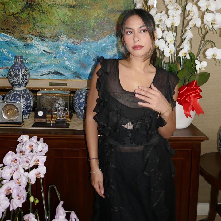 <p> Valerie Thomas lahir pada 2 April 1999. Di usianya yang masih 24 tahun ini, ia telah menorehkan berbagai prestasi baik sebagai aktris maupun model. (Foto: Instagram: @valerieethomas)</p>