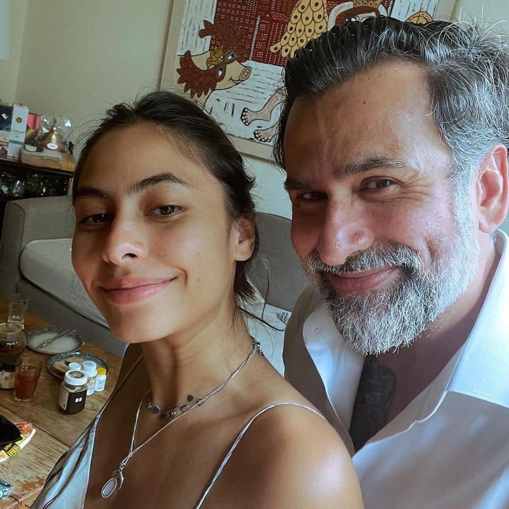 <p>Valerie sendiri sangat dekat dengan sang Ayah. Belum lama ini, Jeremy bahkan mengunggah potret mereka berdua pada laman media sosial. "Tebak apanya yang mirip?" tulis Jeremy dalam unggahan tersebut. (Foto: Instagram: @jeremythomas_jt)</p>