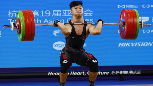 Lifter putra Indonesia, Rahmat Erwin Abdullah, meraih tiga emas dan memecahkan rekor dunia dalam Kejuaraan Angkat Besi Asia (AWC) 2025 di China, Minggu (11/5).