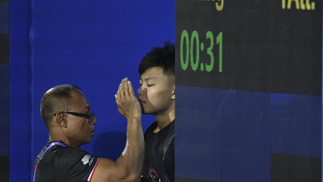 Erwin Abdullah berkomentar usai sang anak yakni Rahmat Erwin Abdullah, meraih tiga emas dan memecahkan rekor dunia dalam Kejuaraan Angkat Besi Asia (AWC) 2025.