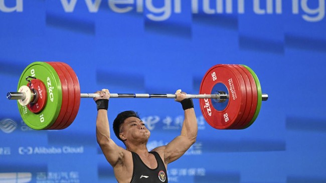 Ibu atlet angkat besi Rahmat Erwin Abdullah, Ami Asun Budiono, bangga dan bahagia atas capaian prestasi sang anak di Asian Games 2023.
