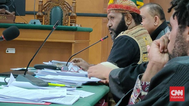 Vonis dari majelis hakim terhadap Ricky Ham Pagawak lebih berat dari tuntutan JPU sebelumnya yang meminta pengadilan menjatuhkan hukuman 12 tahun bui.