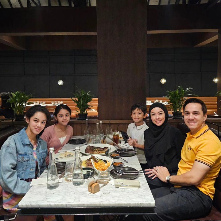 <p>Saat ini, mereka juga sudah dikaruniai tiga anak, yakni dua perempuan dan satu laki-laki. Mereka adalah Shaista Tanisha Stockhorst, Shanika Thanaa Stockhorst, dan Raqilla Shagufta Stockhorst. (Foto: Instagram@rio.stokhorst)</p>