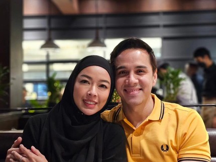 7 Potret Romantisnya Rionaldo Stokhorst dan Istri di 16 Tahun Usia Pernikahan
