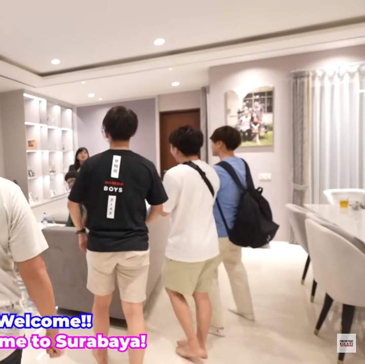 <p>Dari pintu masuk, Bunda bisa langsung melihat rumah kumpul keluarga yang dilengkapi sofa dan televisi. Ruangan terbuka ini juga menyatu dengan dapur lengkap dengan meja makannya. (Foto: YouTube Nihongo Mantappu)<br /><br /><br /></p>