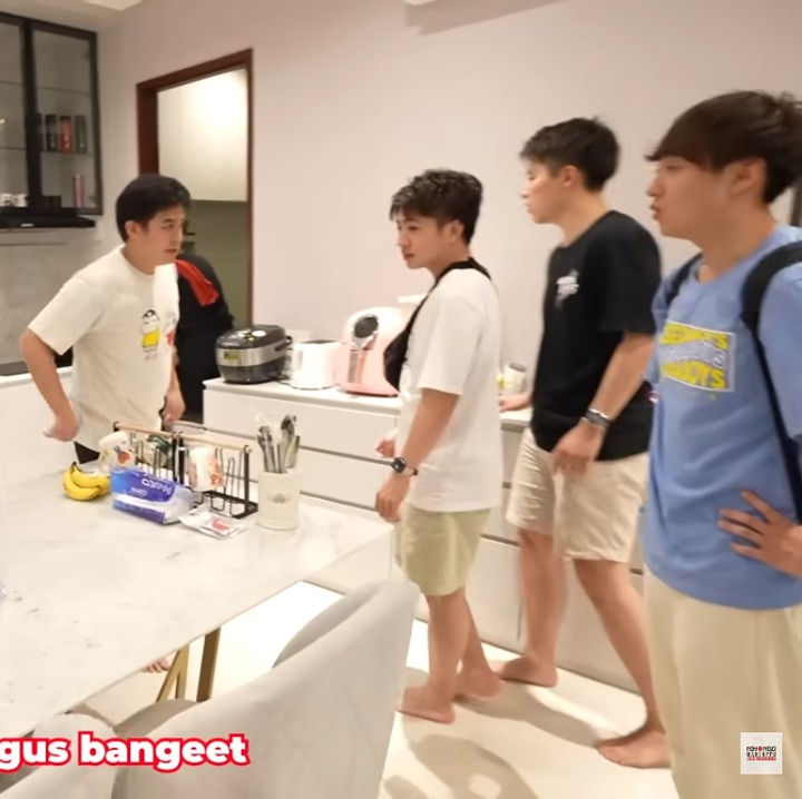 <p>Berikut potret area dapur rumah Jerome. Didonimasi warna putih, terlihat estetik, ya?(Foto: YouTube Nihongo Mantappu)<br /><br /><br /></p>