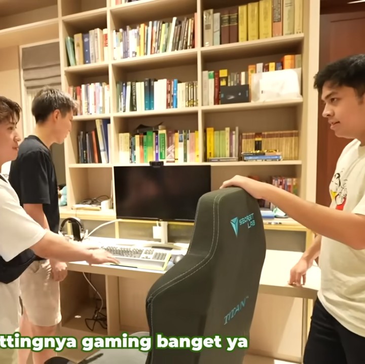 <p>Lanjut ke lantai dua, ada ruang kumpul lagi yang diisi sofa. Di sini juga tersedia meja belajar dengan lemari yang dipenuhi buku. "Ini meja belajar. Tempat bikin skripsi," kata Jerome.(Foto: YouTube Nihongo Mantappu)<br /><br /><br /></p>