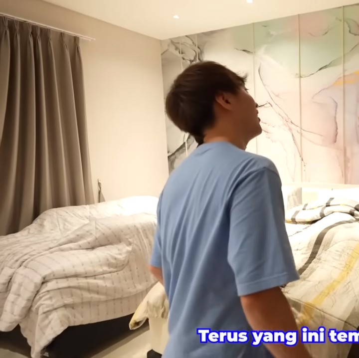 <p>Di lantai atas terdapat beberapa ruangan yang menjadi kamar anak-anak, termasuk milik Jerome. Rumah ini memiliki konsep minimalis dengan tema warna putih. (Foto: YouTube Nihongo Mantappu)</p>