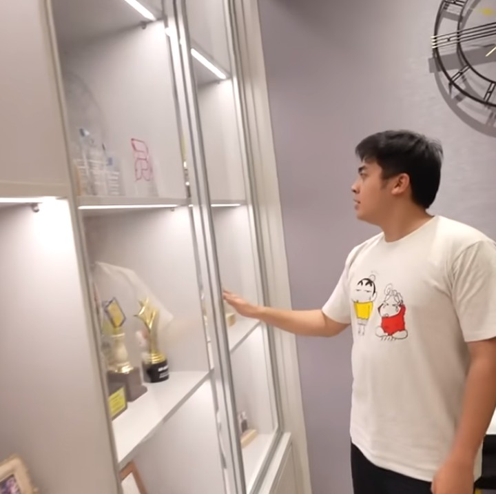 <p>Lanjut ke sisi lain, Jerome menunjukkan sudut rumah yang diisi piano. tepat di samping alat musik tersebut, terdapat lemari yang berisi piala penghargaan.(Foto: YouTube Nihongo Mantappu)<br /><br /><br /></p>