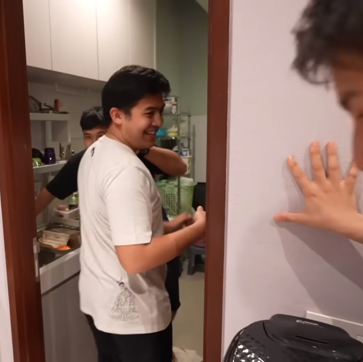 <p>Di pojok kanan, ada satu ruangan yang dibatasi pintu. Di dalamnya terdapat wastafel serta mesin cuci dan pengering baju. (Foto: YouTube Nihongo Mantappu)<br /><br /><br /></p>