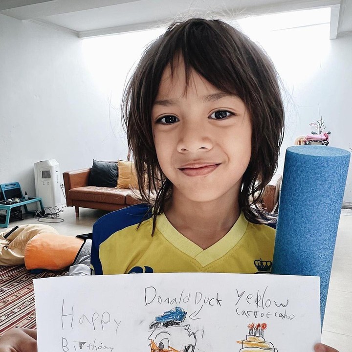 <p>Salah satu hadiah terbaik yang diterima Sabai di hari itu adalah ucapan dari putra sulungnya, Bjorka. Bocah 7 tahun itu menggambar kue ulang tahun dan tokoh kartun Donald Duck, serta menuliskan ucapan 'Happy Birthday Mama'. (Foto: Instagram @sabaidieter)</p>