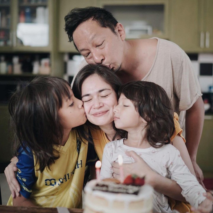 <p>Dalam satu foto, Sabai tampak tersenyum bahagia saat Ringgo dan dua putranya memberikan kecupan. Di caption unggahan, Sabai mengucapkan rasa terimakasih pada sang suami dan kedua jagoannya. "Makasih manusia2 kesayangaaannn," tulisnya. (Foto: Instagram @sabaidieter)</p>