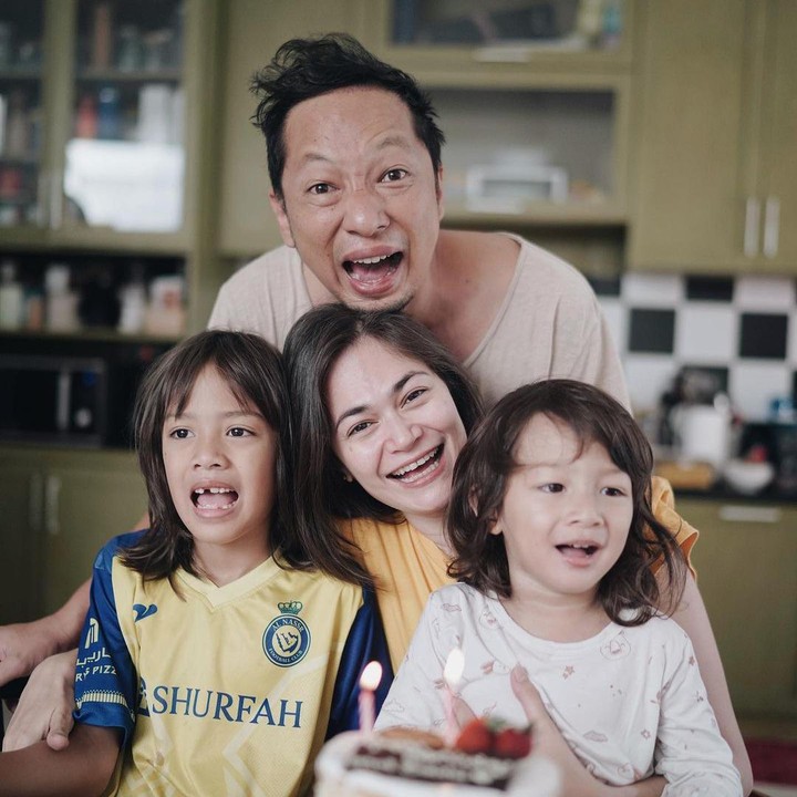 <p>Ucapan selamat ulang tahun juga dibagikan Ringgo di Instagram. Kata pria 41 tahun ini, ia akan memberikan apa pun yang diinginkan sang istri, tapi ada syaratnya. "HAPPY BIRTHDAY MAMAAAA !!!! satu2nya perempuan dikeluarga ini ulang tahuuunnn...boleh pilih hadiah yg harganya terjangkau dan klo bisa yg bisa dicicil 12 bulan bunga 0%," tulis Ringgo. (Foto: Instagram @sabaidieter)</p>