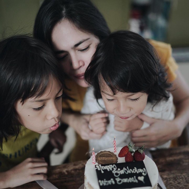 <p>Perayaan ulang tahun dilakukan secara sederhana di rumah. Tampaknya Sabai mendapatkan kejutan dari suami dan dua anaknya, Bunda. (Foto: Instagram @sabaidieter)</p>