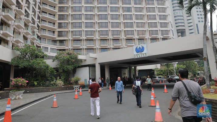 Suasana Hotel Sultan terlihat masih ada pengunjung saat jelang proses pengosongan lahan yang dilakukan oleh Pusat Pengelolaan Komplek Gelora Bung Karno (PPKGBK), Rabu, (4/10). (CNBC Indonesia/Muhammad Sabki)