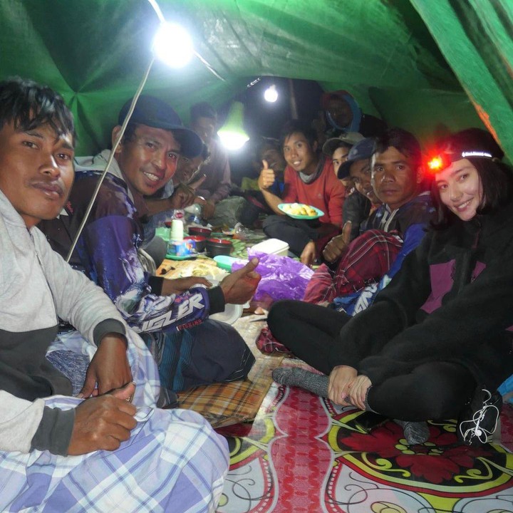 <p>Selain untuk melawan rasa cemas dan takutnya yang berlebihan, Tatjana merasa banyak menerima pelajaran hidup dari setiap langkahnya. "Pertama kali mendaki gunung dan langsung ke Gunung Rinjani selama 4 hari & 3 malam menjadi pengalaman yang sangat amat berharga. Selain melawan diri sendiri yang suka cemas dan takut berlebihan, ada banyak pelajaran yang didapat dalam setiap langkah," tulis Tatjana. (Foto: Instagram@tatjanasaphira)</p>