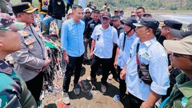 Bey Kunjungi Pantai Cibutun Sukabumi yang Viral, Soroti Limbah Garmen