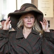 Pamela Anderson Tampil Tanpa Makeup di Paris Fashion Week 2024, Dikomentari Sesama Artis!
