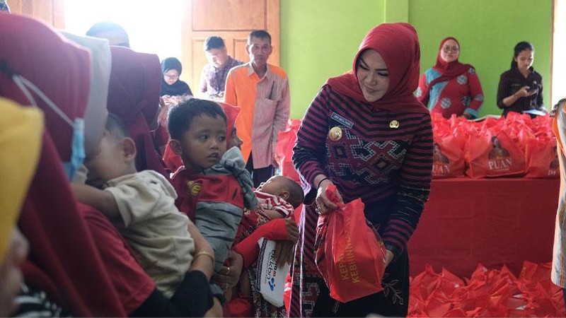 Dalam rangka percepatan dan penurunan angka stunting, Bupati Klaten menyerahkan ratusan bantuan sembako dari Ketua DPR RI kepada Balita dan Ibu Hamil.