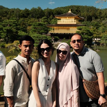 Gaya Sederhana Pratama Arhan Pakai Sandal Jepit Temani Mertua Belanja di Mal