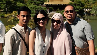 Gaya Sederhana Pratama Arhan Pakai Sandal Jepit Temani Mertua Belanja di Mal