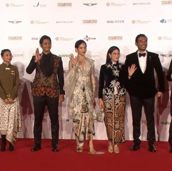 <p>Beberapa di antaranya seperti Ario Bayu, Arya Saloka, Putri Marino, dan Dian Sastrowardoyo mengenakan busana dengan sentuhan batik, kain tradisional yang menjadi ciri khas Indonesia. (Foto: YouTube Busan International Film Festival)</p>