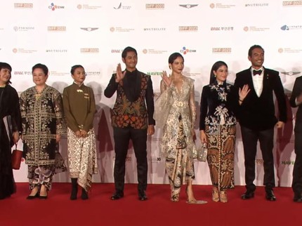7 Potret Artis Indonesia di Red Carpet Busan International Film Festival, Dian Sastrowardoyo hingga Arya Saloka