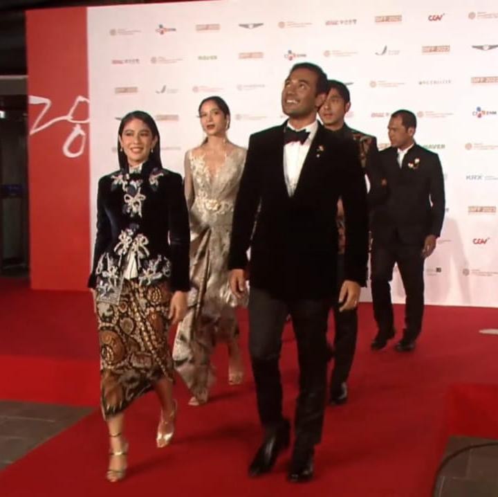 <p>Mereka juga tampak memesona saat berjalan di atas <em>red carpet</em> dengan mengenakan busana formal untuk menghadiri acara festival film tahunan itu. (Foto: YouTube Busan International Film Festival)</p>