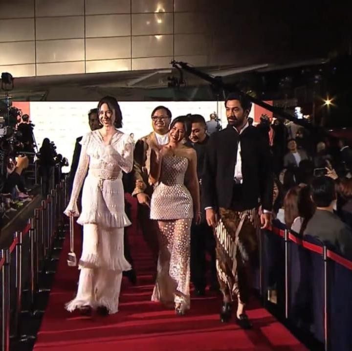 <p>Sejumlah aktor dan aktris asal Tanah Air turut menghadiri acara Busan International Film Festival 2023 (BIFF 2023). Mereka terlihat berjalan bersama di atas Red Carpet BIFF 2023. (Foto: YouTube Busan International Film Festival)</p>