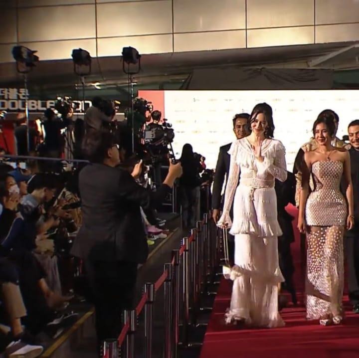 <p>Tahun ini, melalui program spesial <em>Renaissance of Indonesian Cinema,</em> sebanyak 17 film dan serial karya sutradara ternama Tanah Air. Hadir di karpet merah juga terdapat artis Laura Basuki, Reza Rahadian, Shenina Cinnamon. (Foto: YouTube Busan International Film Festival)</p>