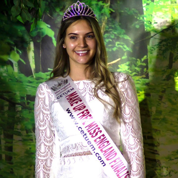 <p>Dengan gaun berenda putih yang memancarkan kecantikannya, berhasil membawa Natasha maju untuk memperebutkan mahkota Miss England akhir tahun ini, lho Bunda. (Foto: Instagram @natashaberesford)</p>