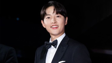 img-title Perjalanan Song Joong Ki Jadi Ayah, Belikan Istri Rumah Mewah-Punya Dua Anak