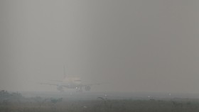 Pesawat komersial bersiap melakukan penerbangan di tengah polusi asap di Bandara Tjilik Riwut, Palangka Raya, Kalimantan Tengah, Rabu (4/10/2023). Menurut pantauan Badan Meteorologi, Klimatologi, dan Geofisika (BMKG) cuaca penerbangan pada saat pagi