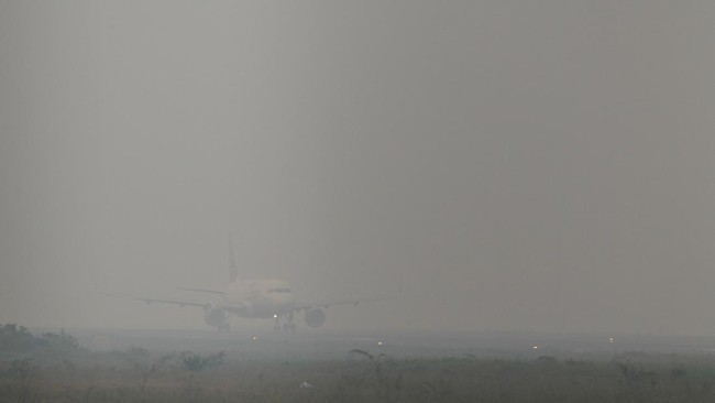 Pesawat komersial bersiap melakukan penerbangan di tengah polusi asap di Bandara Tjilik Riwut, Palangka Raya, Kalimantan Tengah, Rabu (4/10/2023). Menurut pantauan Badan Meteorologi, Klimatologi, dan Geofisika (BMKG) cuaca penerbangan pada saat pagi 